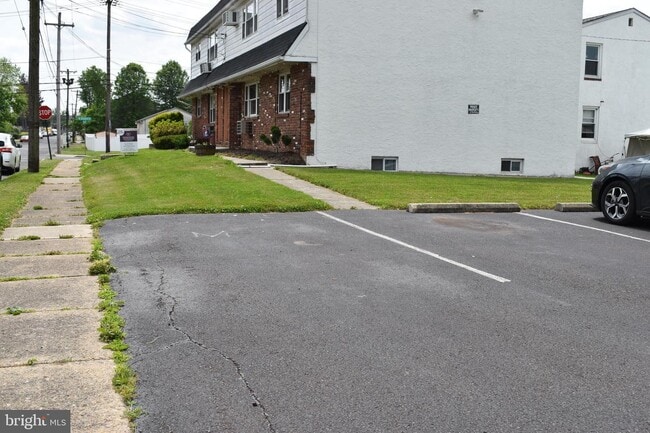 Building Photo - 702 Kenilworth Ave