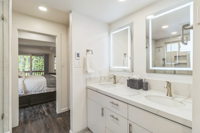 Building Photo - 989 Tahoe Blvd