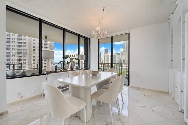 Foto del edificio - 520 Brickell Key Dr