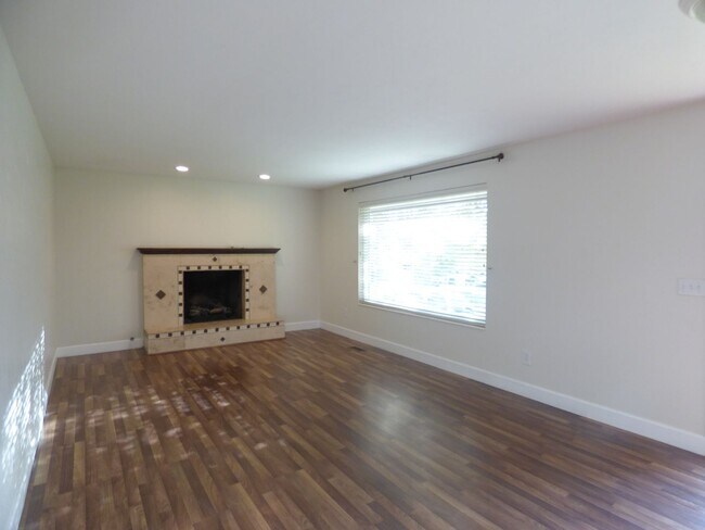 Building Photo - 5 Bd 3 Ba Home in Sandy