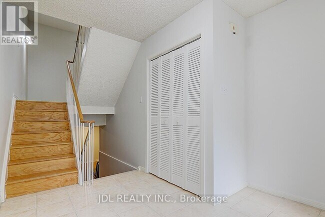 Photo du bâtiment - 653-653 Village Pkwy