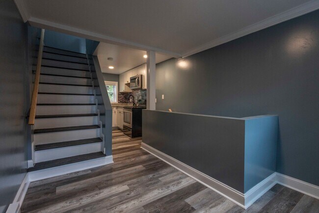 Building Photo - Charming 1Bed/1.5 Bath in Washington Villa...