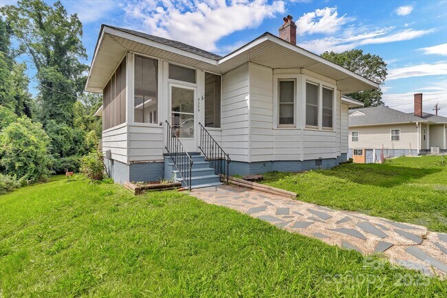 Foto del edificio - 8209 Moores Chapel Rd