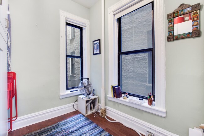 Building Photo - 527 E 12th St