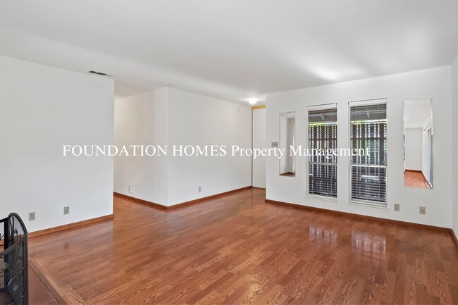 Building Photo - Light Filled 3BR/2BA End Unit in Marinwood...