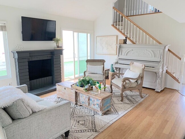 Foto del edificio - Beautiful and spacious 4 bed/ 2.5 bath home in Tierrasanta!  2 car garage, back yard, and communi...