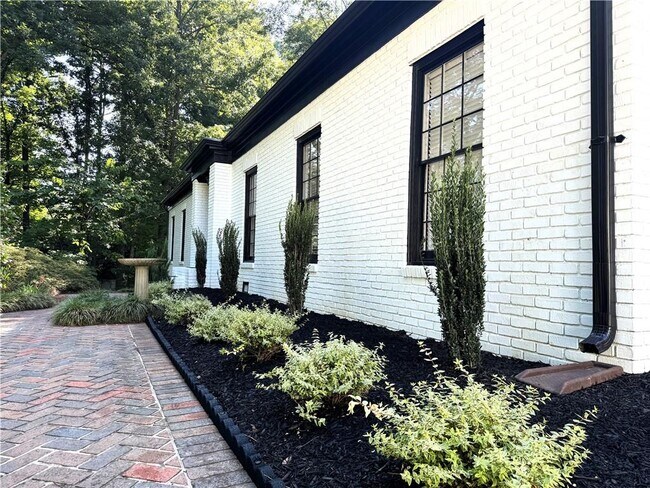 Building Photo - 304 River Valley Rd NW