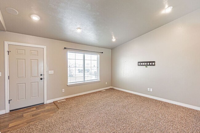 Foto del edificio - Charming 3-Bedroom Home with Garage on a S...