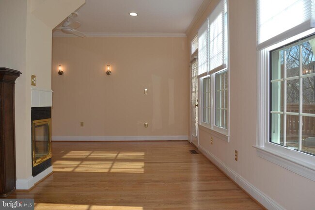 Building Photo - 9443 Van Arsdale Dr