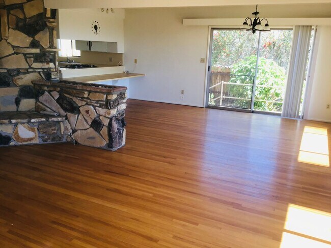 Building Photo - Camarillo Heights 3 Bedroom