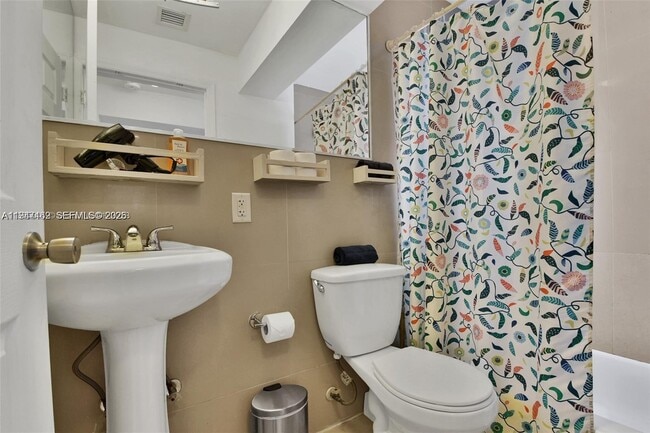 Foto del edificio - 6966 Byron Ave