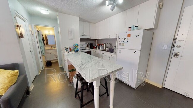Building Photo - 2651 Kuilei St