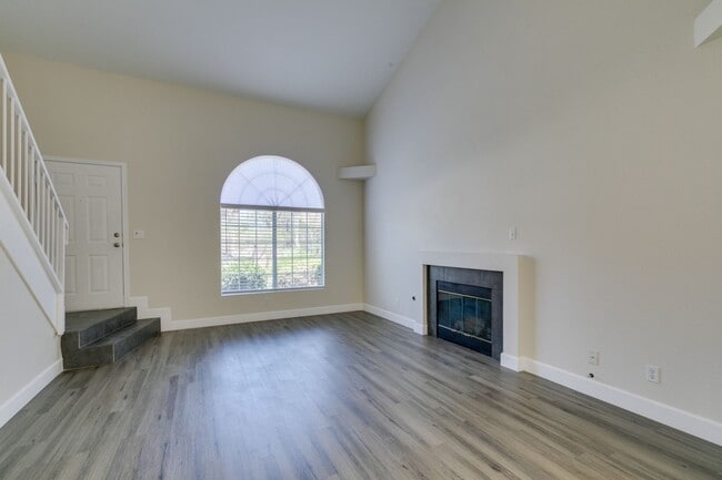 Building Photo - Modern 2-Bedroom Green Valley Townhome