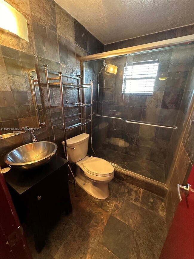 Foto del edificio - 2465 SW 18th Ave