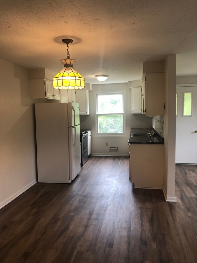 kitchen eat in - 126 Larkins Xing