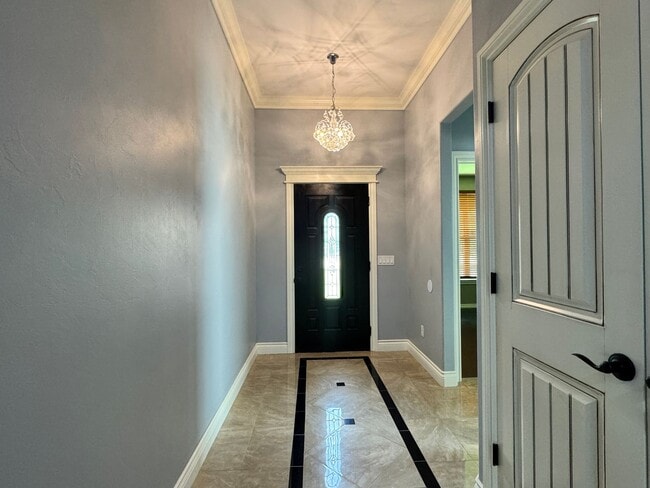Building Photo - Spacious 3 Bedroom 2.5 Bath Home Near Okla...
