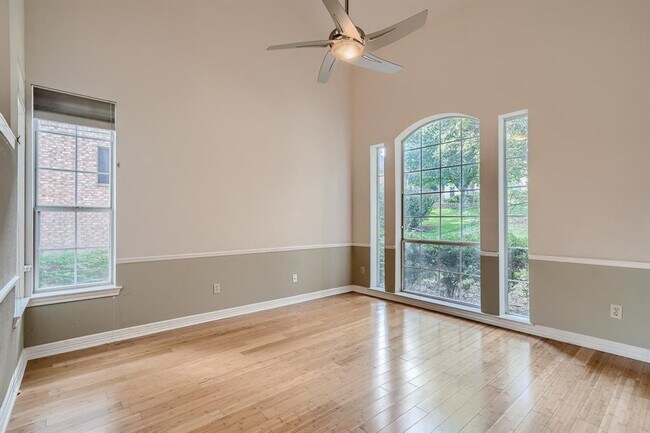 Building Photo - 9256 Scenic Bluff Dr