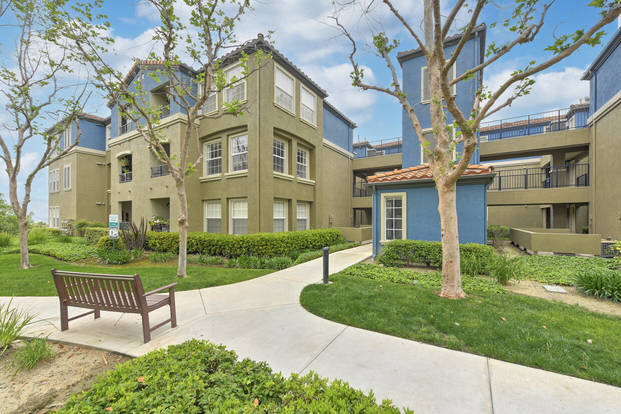 Foto principal - Overlook at Anaheim Hills Apartments 55+