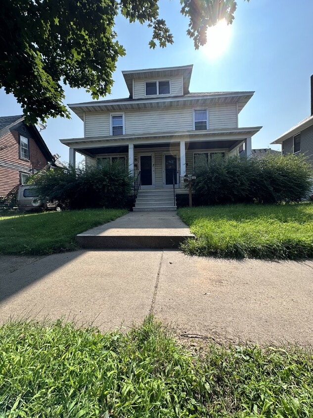 Foto principal - 3 bed 1 bath near UWEC! Available June 1st 2025