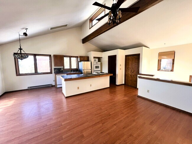 Building Photo - 30679 Hilltop Dr