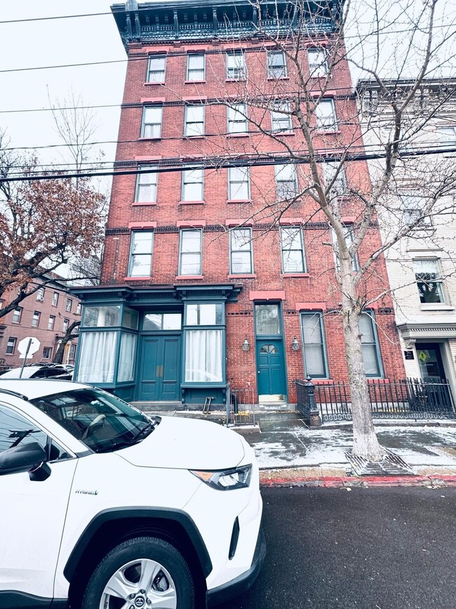 Building Photo - 214 Warren St