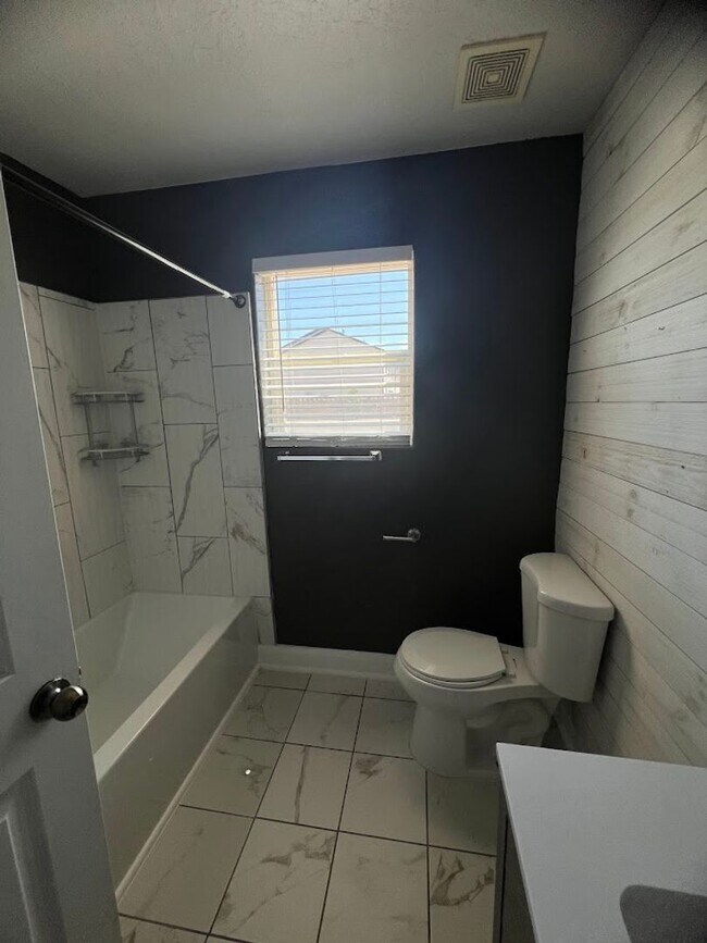 Foto del edificio - 4 bedroom Home Available