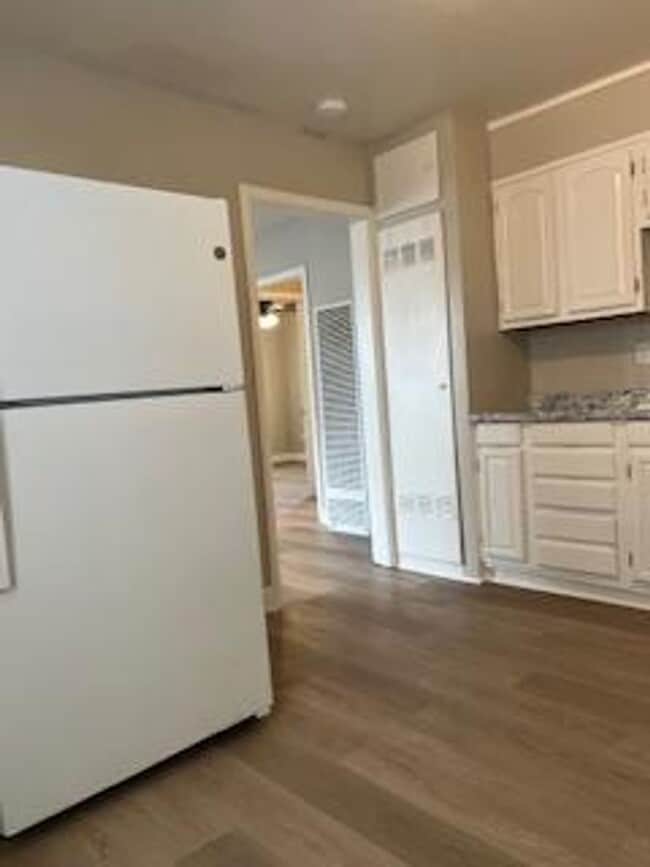 Building Photo - ADORABLE REMODELED 2 BEDROOM DUPLEX!