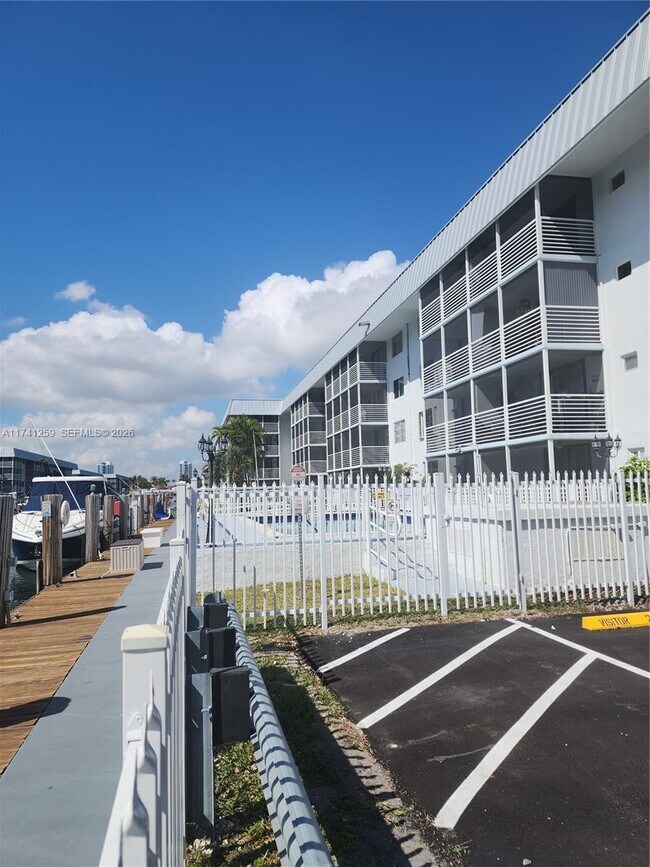 Foto del edificio - 3750 NE 170th St