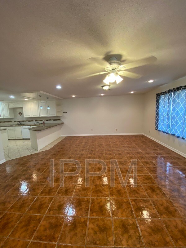 Foto del edificio - 1500 Palm Valley Dr W