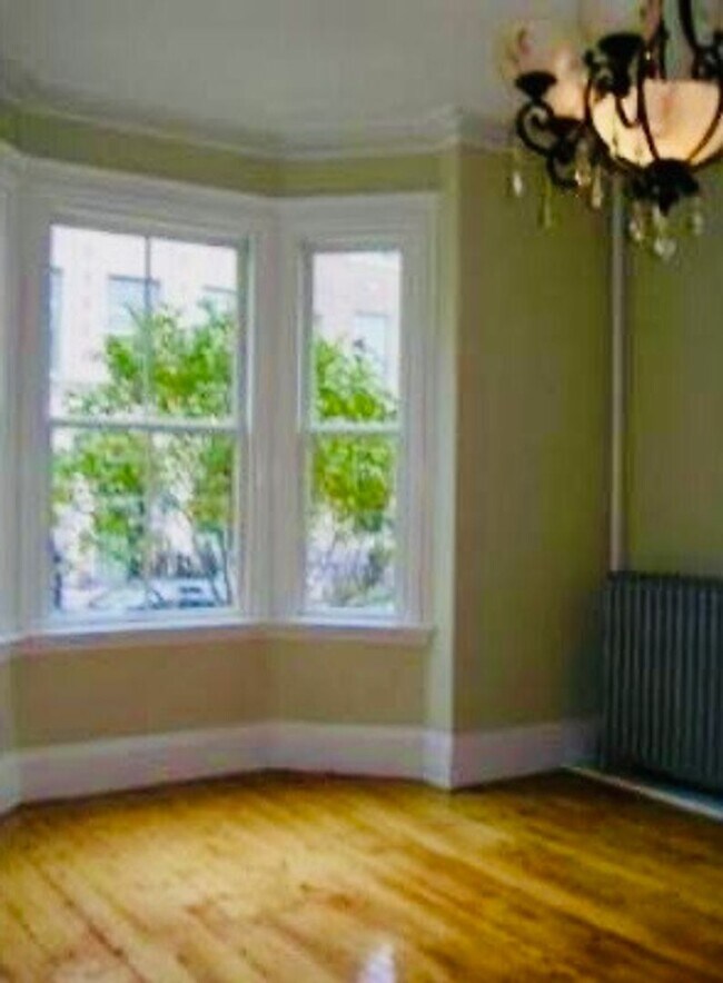 Foto del edificio - Huge 8-Bedroom House with Laundry in Unit and Free Cleaning Service Incl!