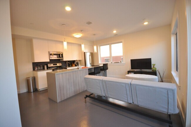Building Photo - Amazing 3 bed 1.5 bath in the South End!!!