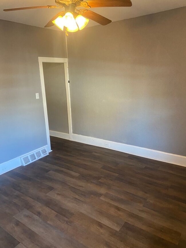 Building Photo - 3 bedroom, 1 bathroom row-house located in...