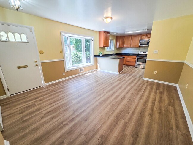 Building Photo - 305 Hillsboro Dr