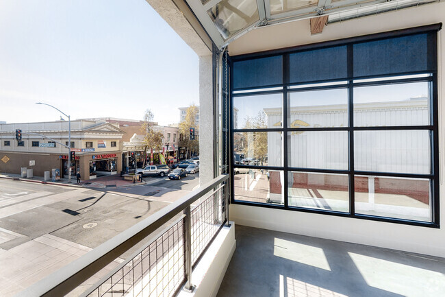 Loft, 1BA - 500-800 SF - Market Lofts DTSA