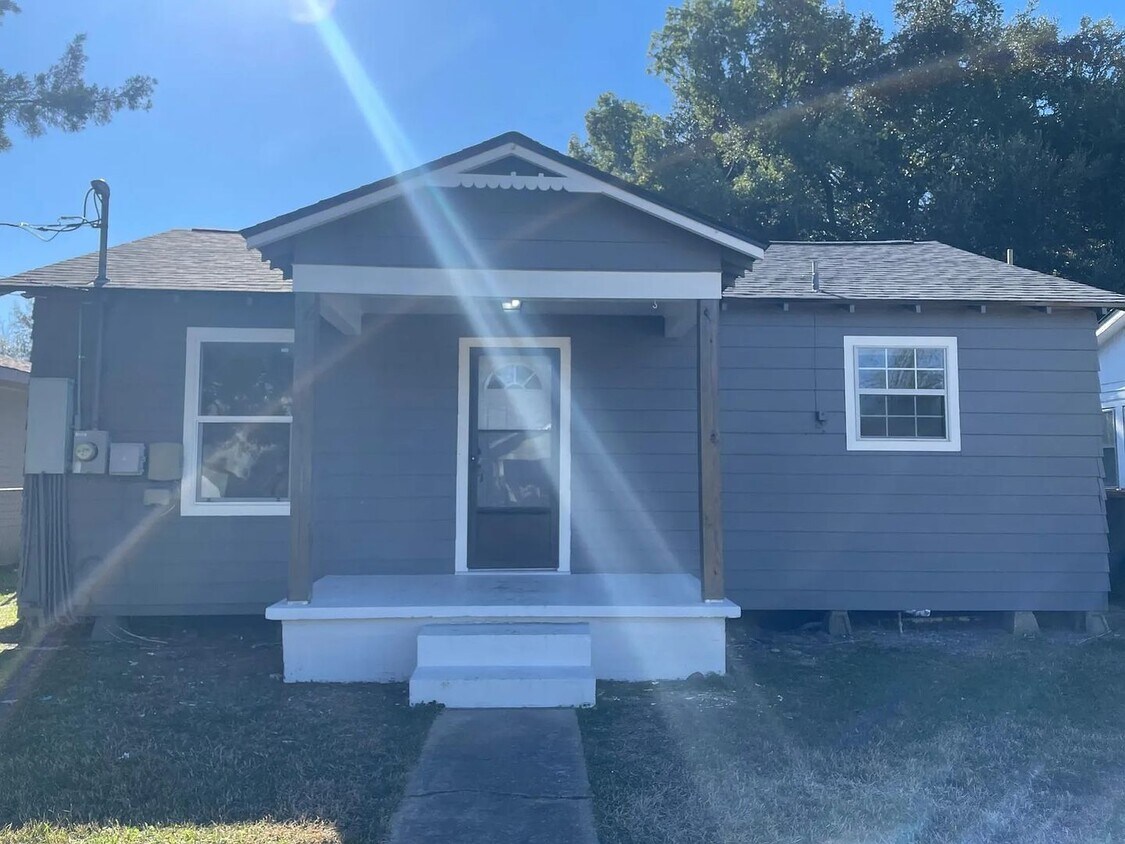 Foto principal - Beautifully Remodeled 4-Bedroom Home!