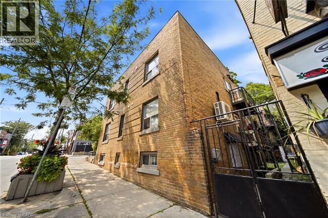 Building Photo - 1 Kingswood Rd