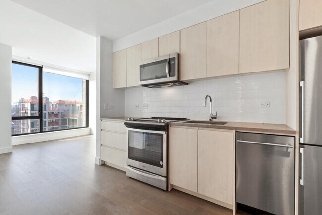 Building Photo - 2 bedroom in LONG ISLAND CITY NY 11101
