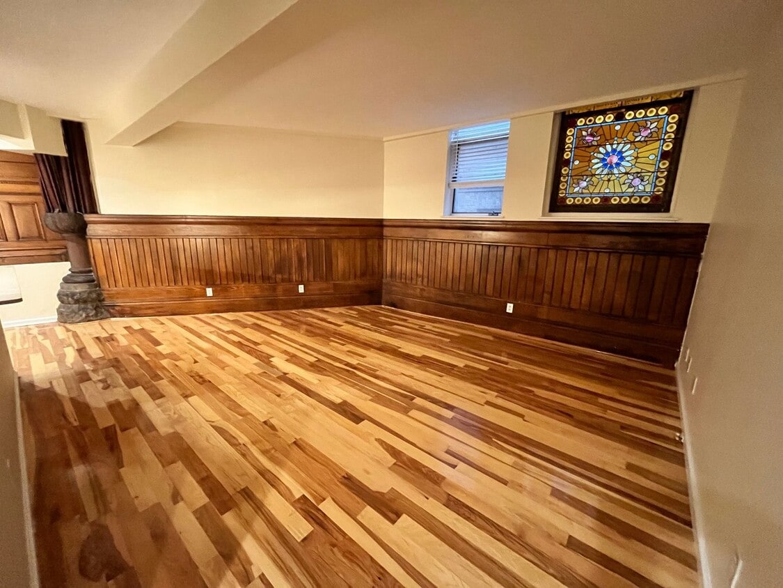 Unique 1 Bedroom available now - Unique 1 Bedroom available now