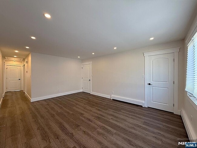 Building Photo - 682 Valley Brook Ave
