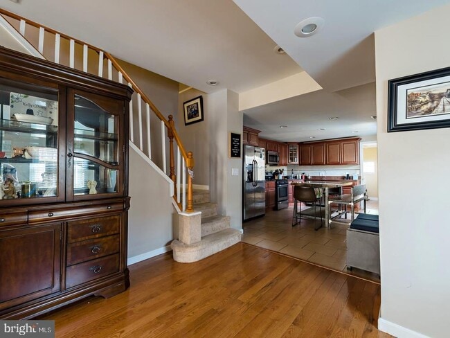 Building Photo - 1025 E Columbia Ave