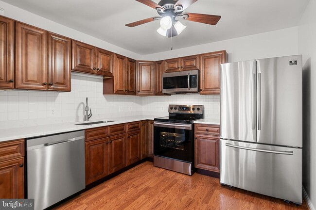 Building Photo - 8216 Catbird Cir