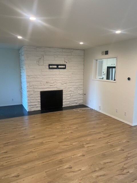 Building Photo - 715 W Oak Ave