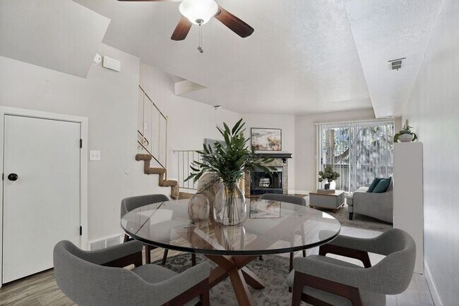Building Photo - Spacious 2 Bed 1.5 Bath Townhome in Murray !