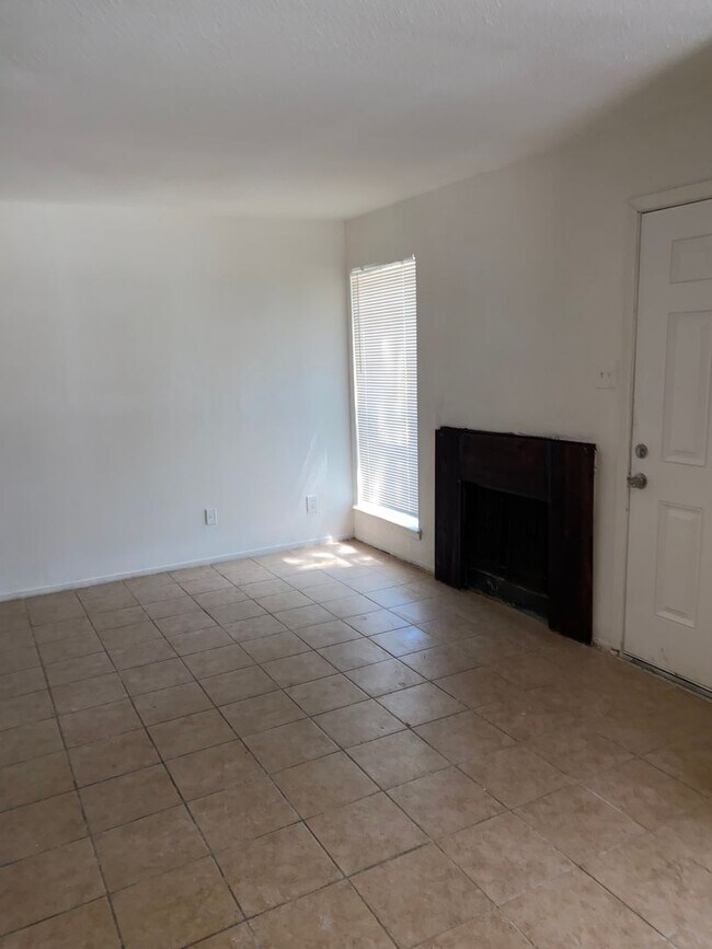 Building Photo - 1 bed 1.5 bath Apply now! $200 Move in Special
