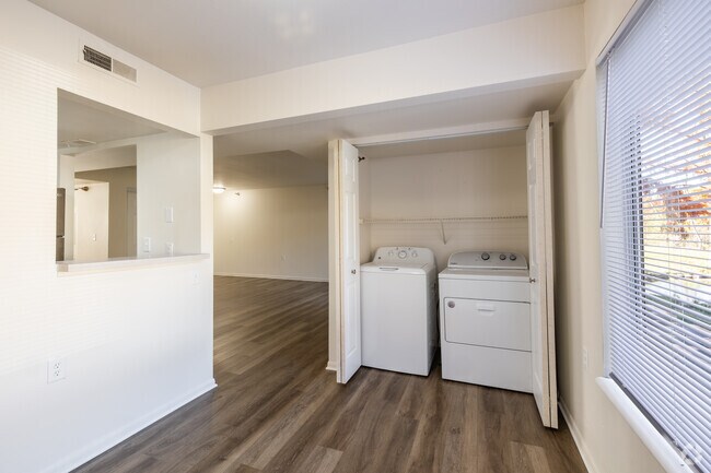2 dormitorios, 1 baño - 877 pies cuadrados - Comedor - Eastbrook Apartments
