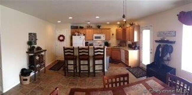Building Photo - Townhome