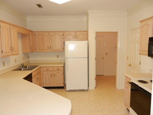Building Photo - 4652 Lake Valley Dr