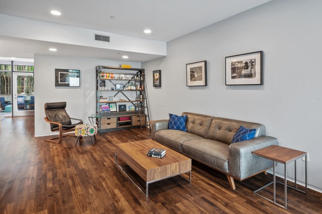 Building Photo - 825 N Kings Rd