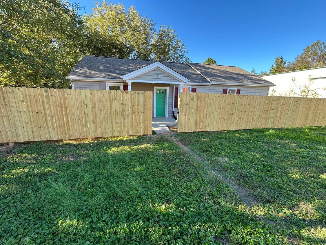 Foto principal - Lovely Three Bed Two Full Bath Ranch Home ...