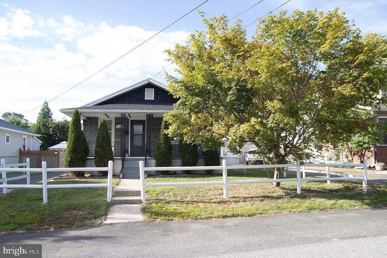 Primary Photo - 1028 Randall Ave